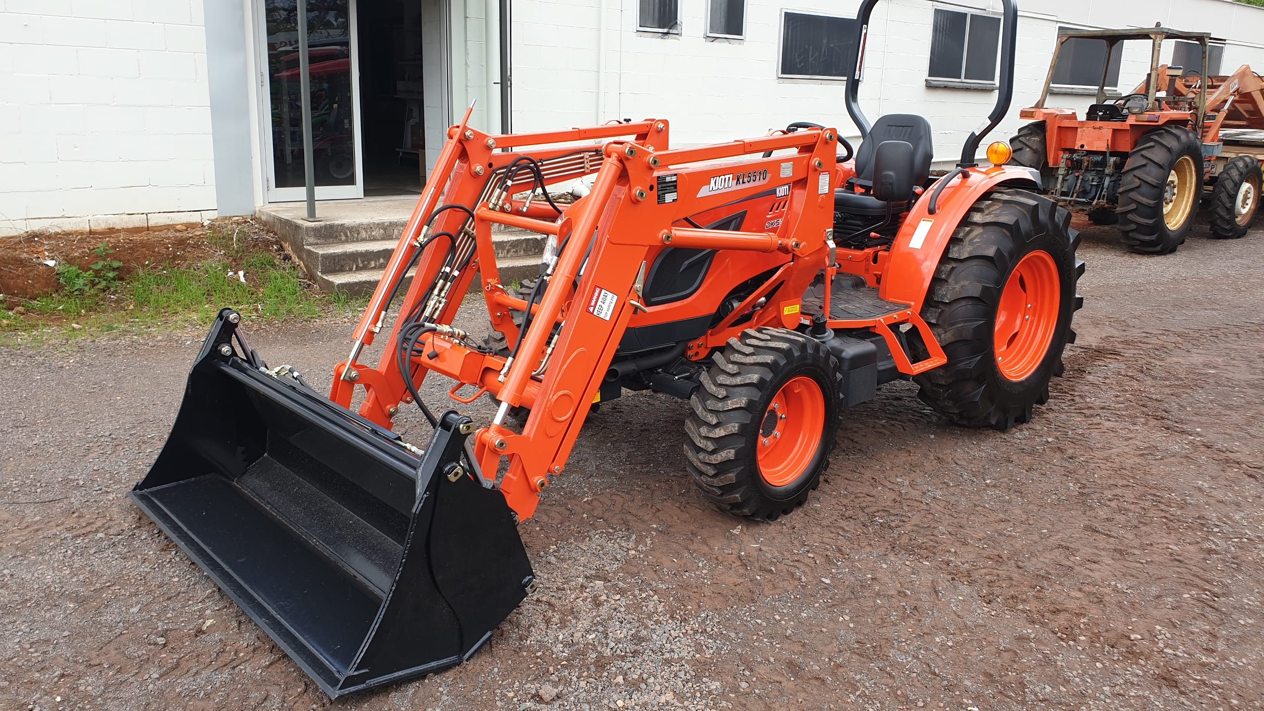 Kioti DK5810 front left image looking back showing self leveling loader feature