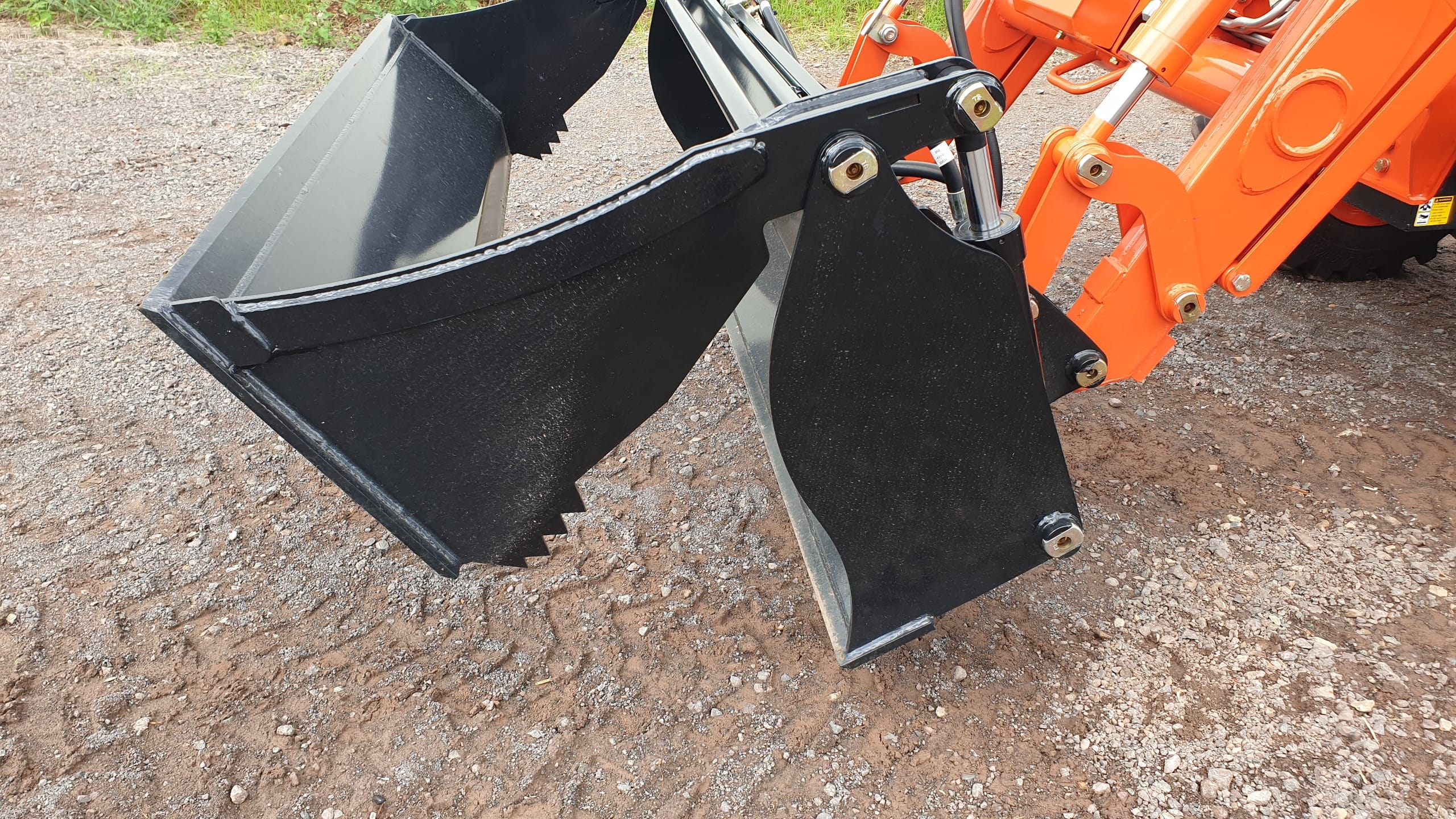 Opening the 4in1 bucket on the DK series tractors