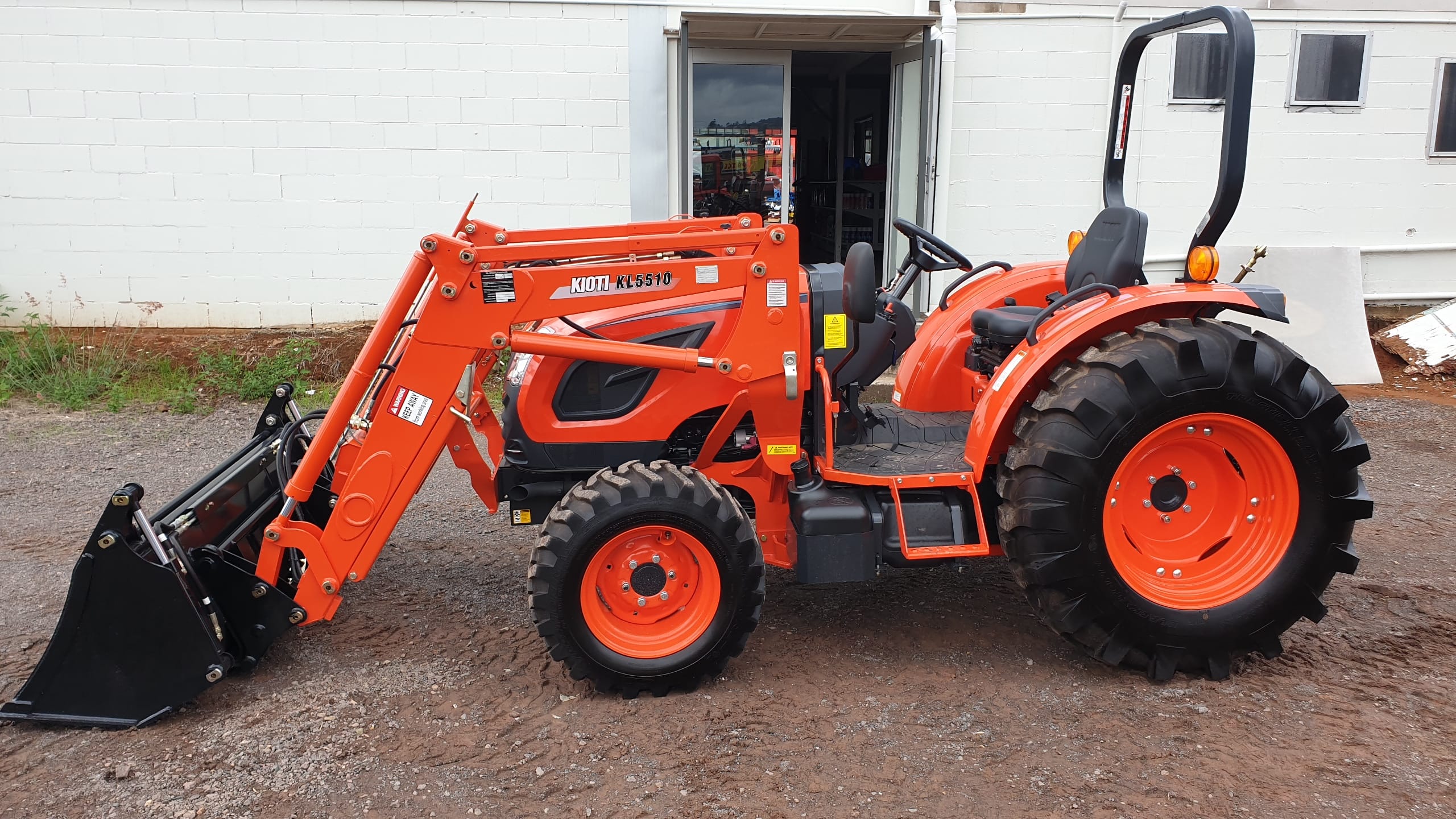 Kioti DK5810 and DK4810 left hand side image showing platform and loader